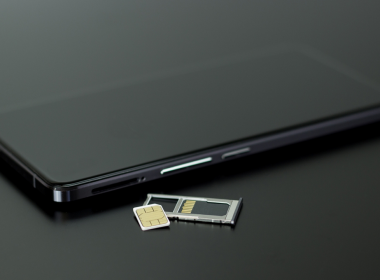 smartphone con tarjeta SIM fuera