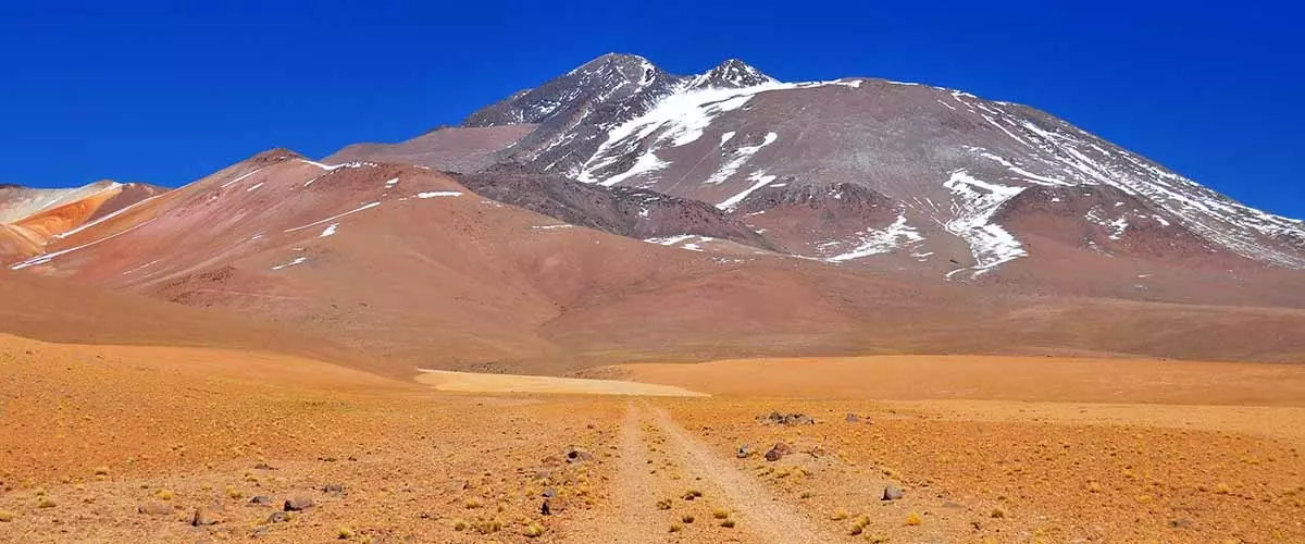 volcán en el altiplano andino del Atacama