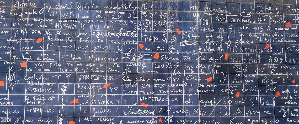 muro en una calle de París con cientos de idiomas