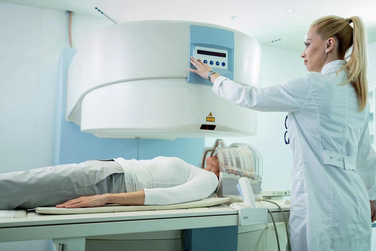 Una doctora realizando un escáner cerebral.