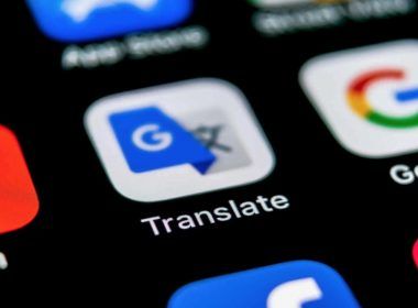 Primer plano del icono de la aplicación Google Translate en la pantalla de un smartphone.