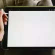 persona dibujando con una tablet