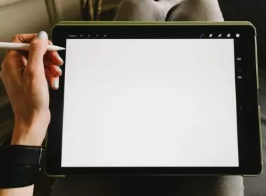 persona dibujando con una tablet