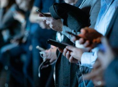varias personas con una app