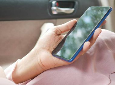 persona con un teléfono móvil