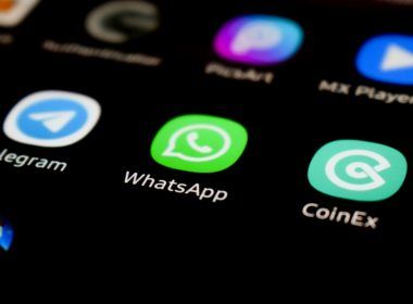 imagen del logo de whatsapp en un movil