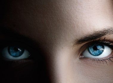 ojos azules
