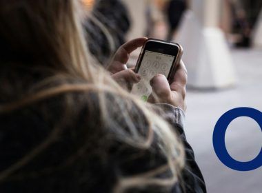 una persona con un móvil de o2