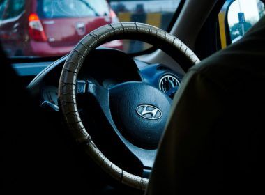 imagen de un conductor con el coche