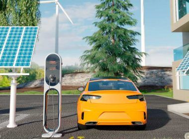 coche y cargador solar