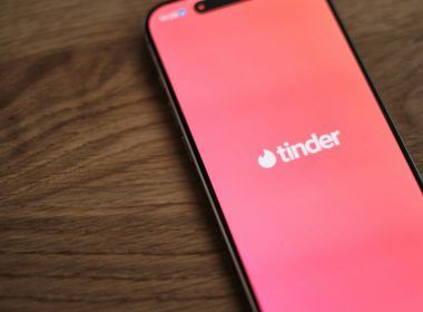 imagen de un smartphone con tinder