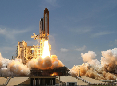 Despegue de cohete espacial.