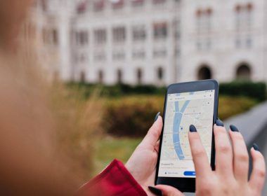 Un smartphone con Google Maps