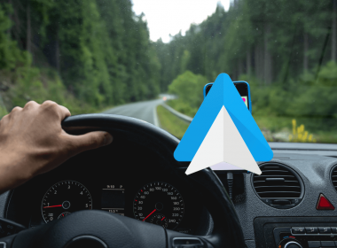 Una persona conduciendo con Android Auto