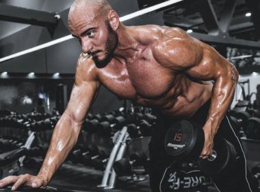 Hombre levantando pesas en el gimnasio.