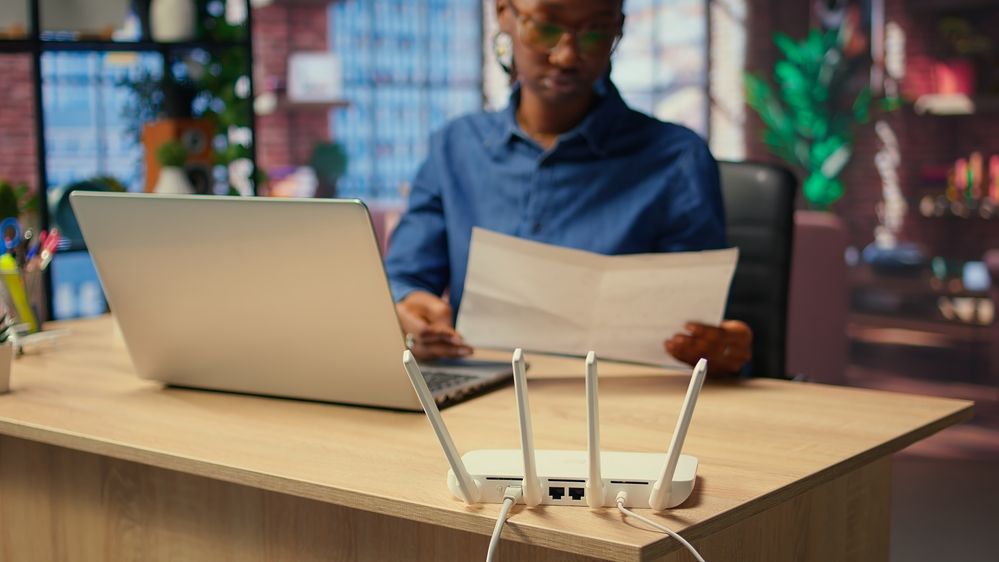 Una persona usando un router neutro