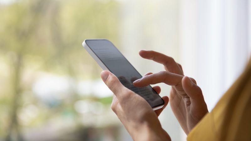 Las manos de una mujer con vista recortada sostienen un teléfono inteligente moderno