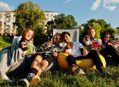 Jóvenes viendo películas en un cine al aire libre.
