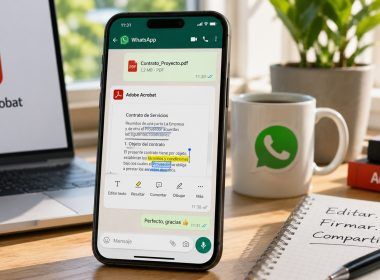 Interfaz de WhatsApp en un móvil mostrando la edición de un documento PDF mediante Adobe Acrobat en un entorno de oficina.