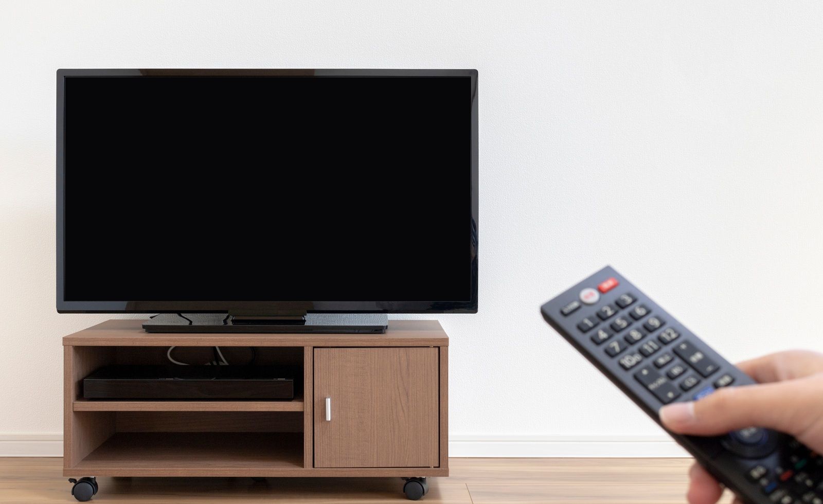Imagen de cómo operar un televisor con un control remoto