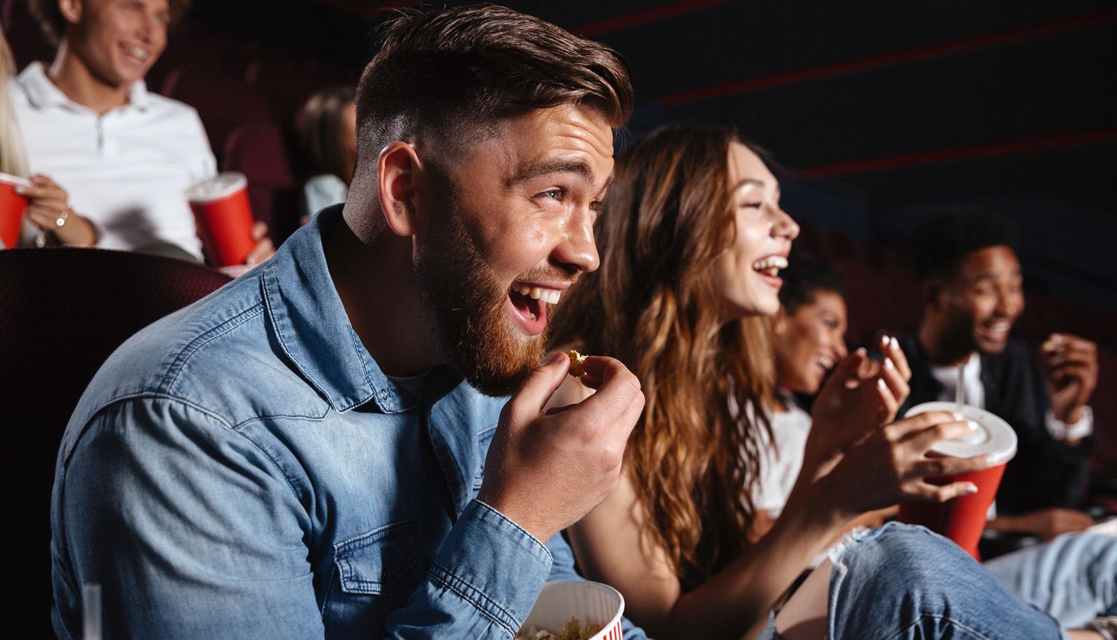 gente en el cine viendo una peli
