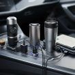 Varios dispositivos electrónicos y accesorios conectados a las tomas de corriente y puertos USB en la consola central de un coche.