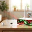 Router inalámbrico con iconos de seguridad, mensajes de error y advertencias de contraseña en su panel frontal.