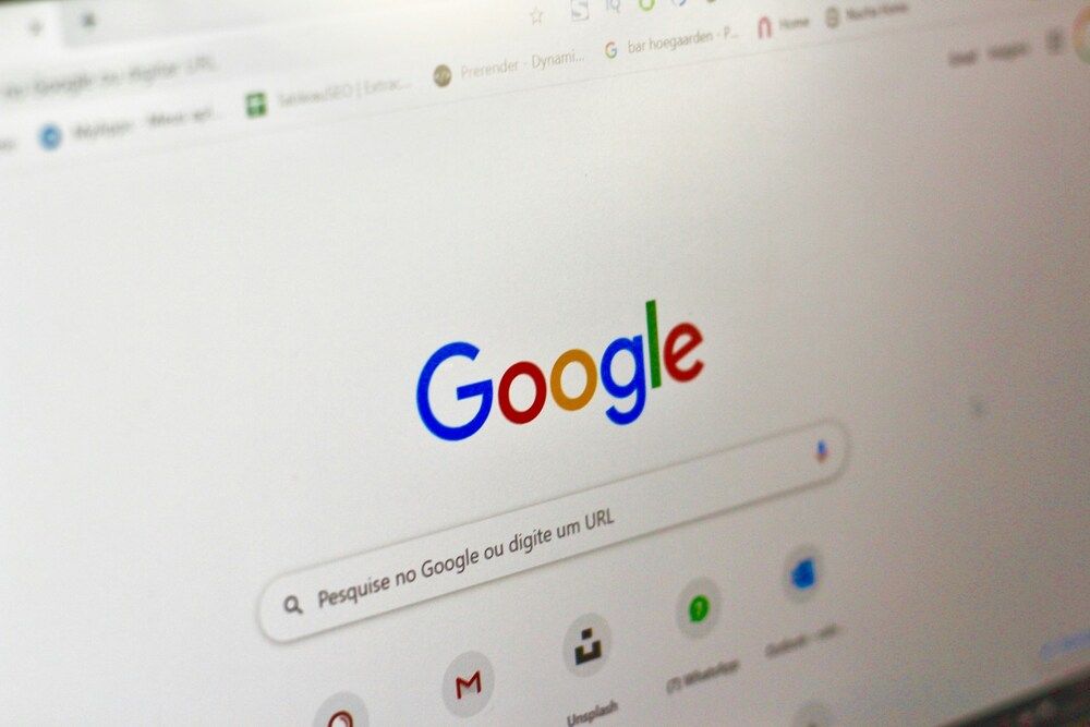 Primer plano de la página de inicio del buscador Google en la pantalla de un ordenador.