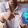 Persona usando una vpn en el movil