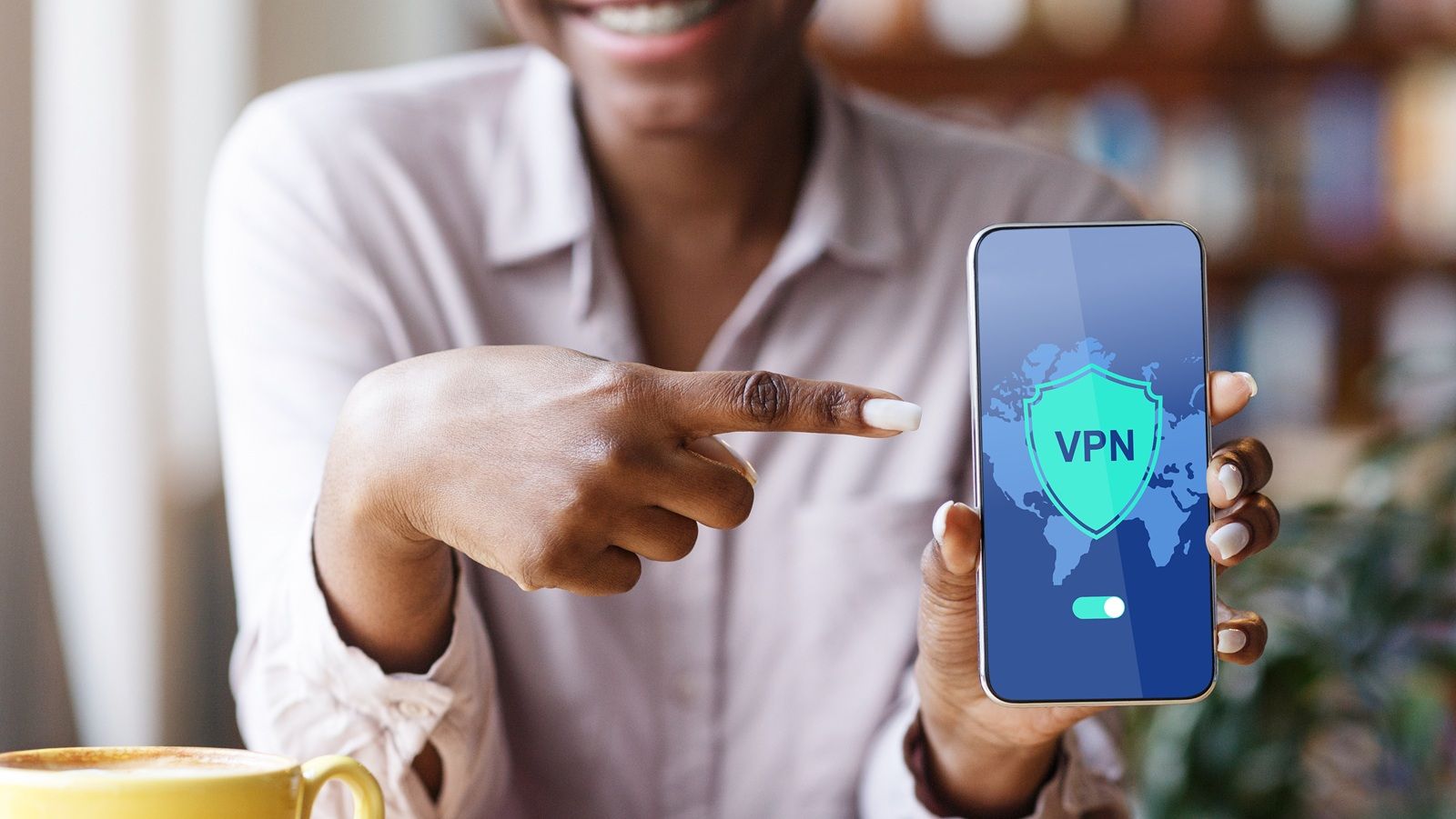 Persona usando una vpn en el movil