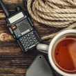 Conjunto turístico con walkie talkie sobre fondo de madera