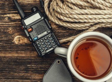 Conjunto turístico con walkie talkie sobre fondo de madera