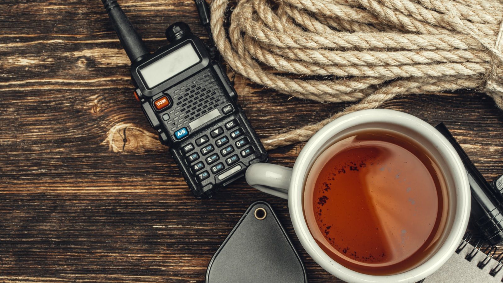 Conjunto turístico con walkie talkie sobre fondo de madera