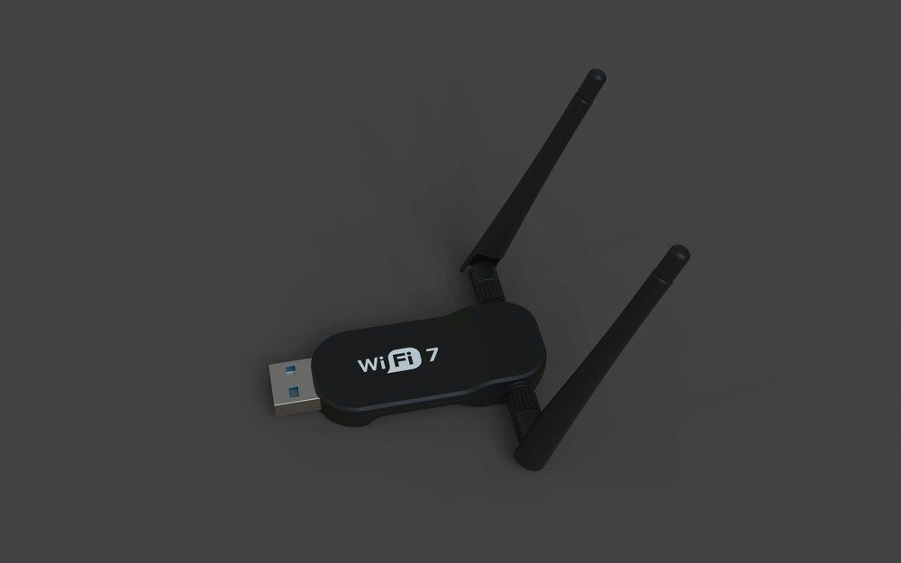 Adaptador USB con tecnología Wi-Fi 7 y dos antenas externas sobre un fondo oscuro.