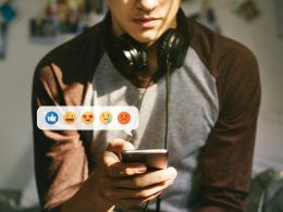 adolescente usando emojis