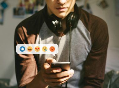 adolescente usando emojis