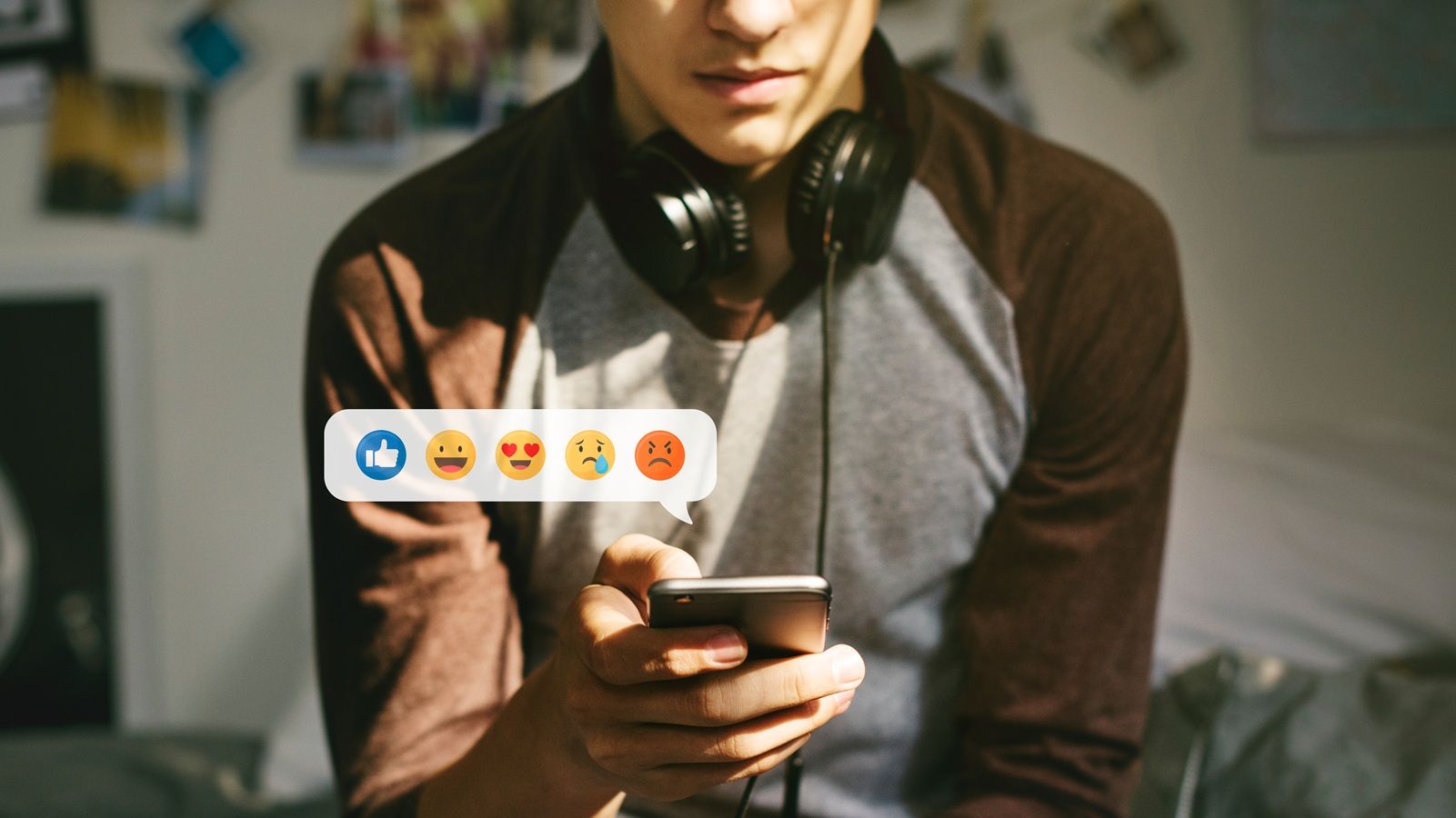adolescente usando emojis