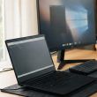 Ordenador portátil conectado a un monitor externo mediante cable USB-C en un escritorio de trabajo.