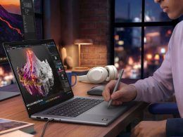 chico usando el yoga pen gen 2 en su Yoga Pro 7a Gen 11