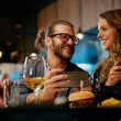 pareja cenando juntos