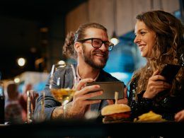pareja cenando juntos
