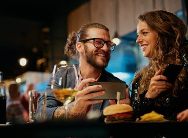 pareja cenando juntos