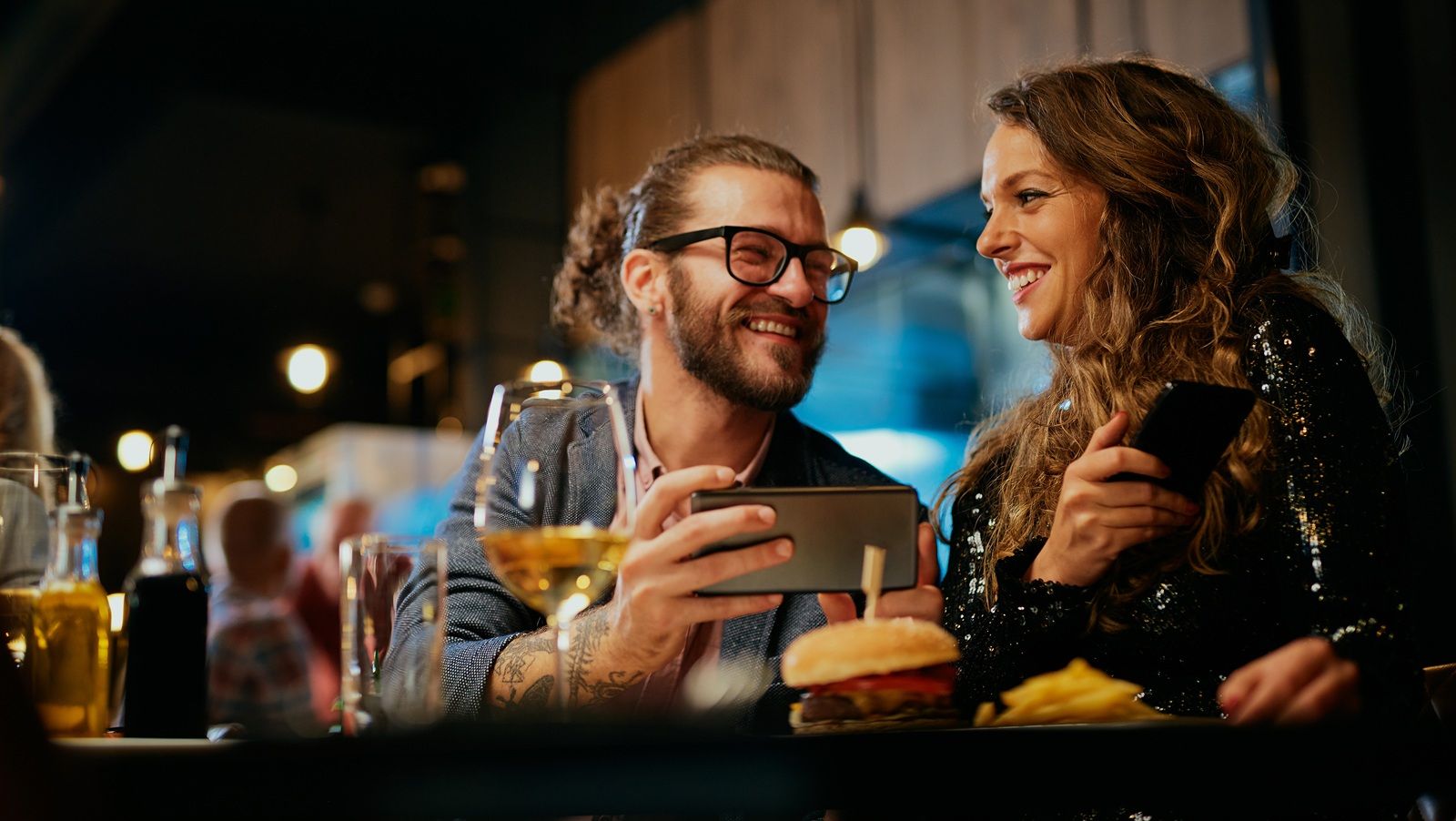 pareja cenando juntos