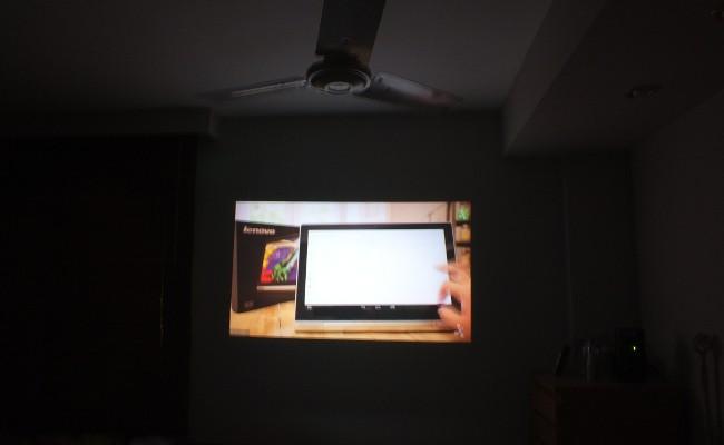 proyector-yoga-tablet-2-pro-pared