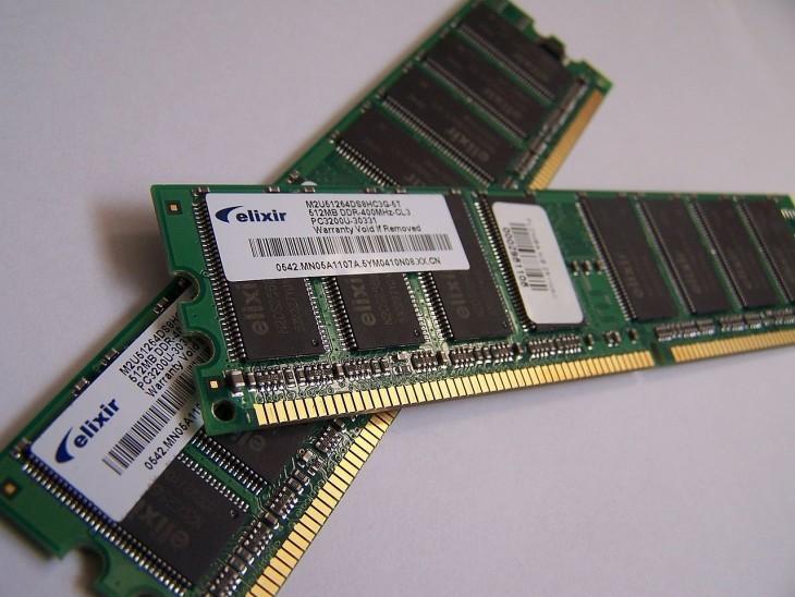 1280px-Memory_module_DDRAM_20-03-2006