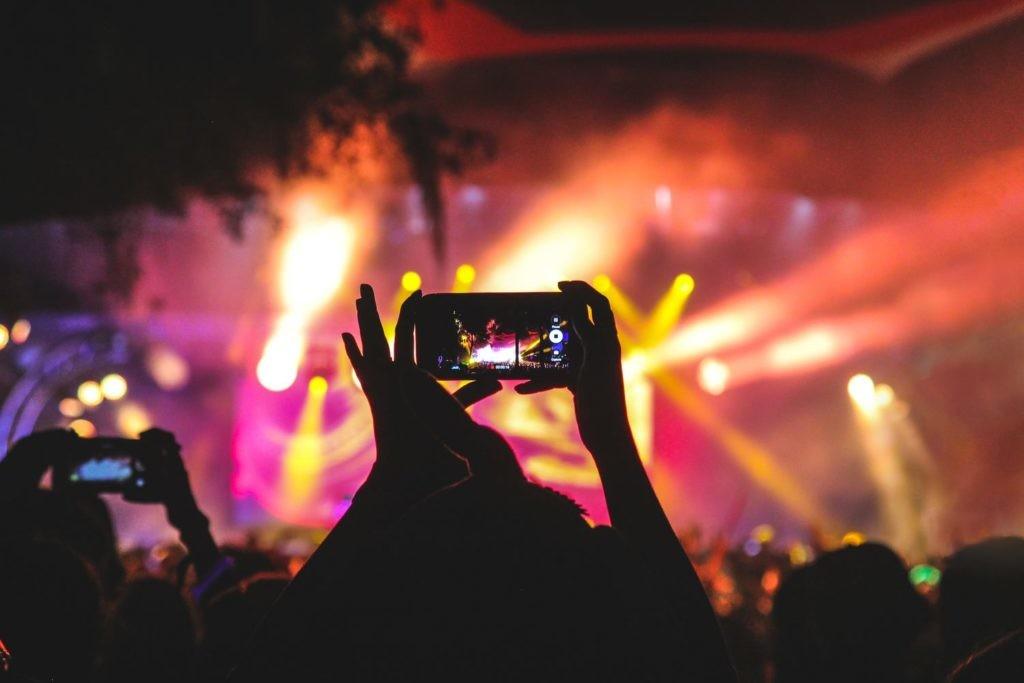 Ver un concierto a través de nuestro smartphone condiciona la experiencia. 