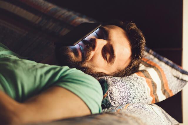 Es mejor evitar el uso de smartphones y tablets antes de dormir.
