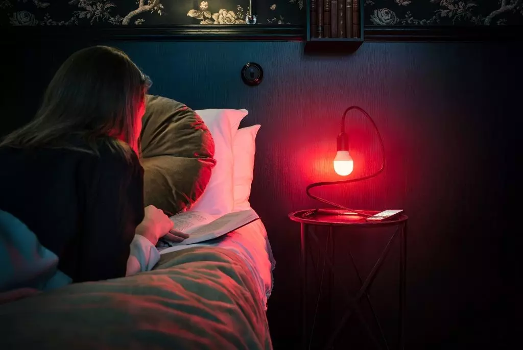 La luz de la lámpara se vuelve roja al usar las redes sociales.