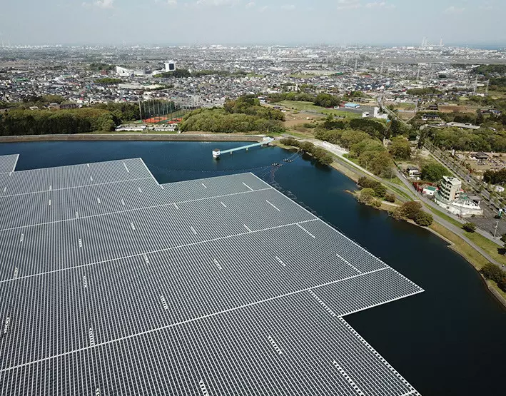 instalacion planta fotovoltaica sobre lago