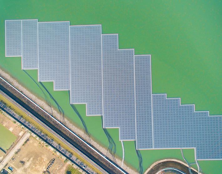 planta de energia fotovoltaica en lago